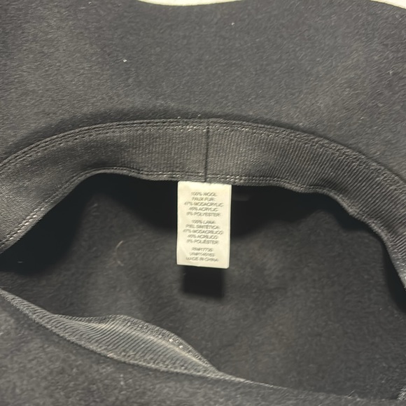 5/$15! Black wool adjustable brimmed hat with faux fur accent. - Picture 2 of 3